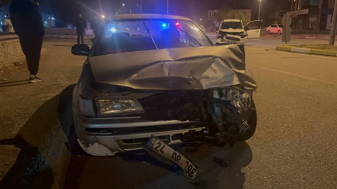 Erzincan'da korkunç kaza! Kafa kafaya çarpıştılar 1