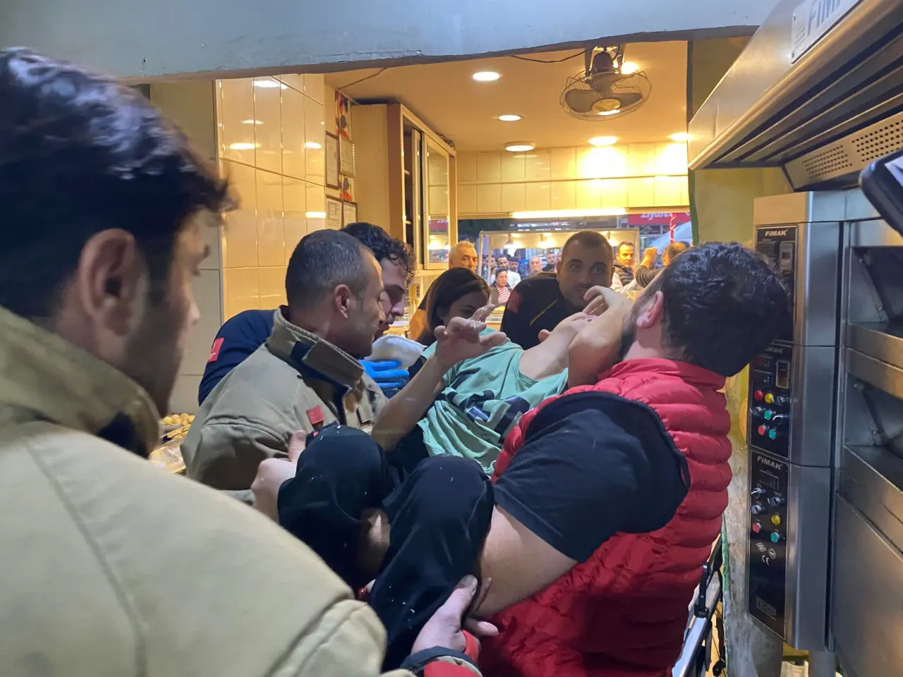 Hatay’da korku dolu anlar! Eli hamur makinesine sıkıştı 3