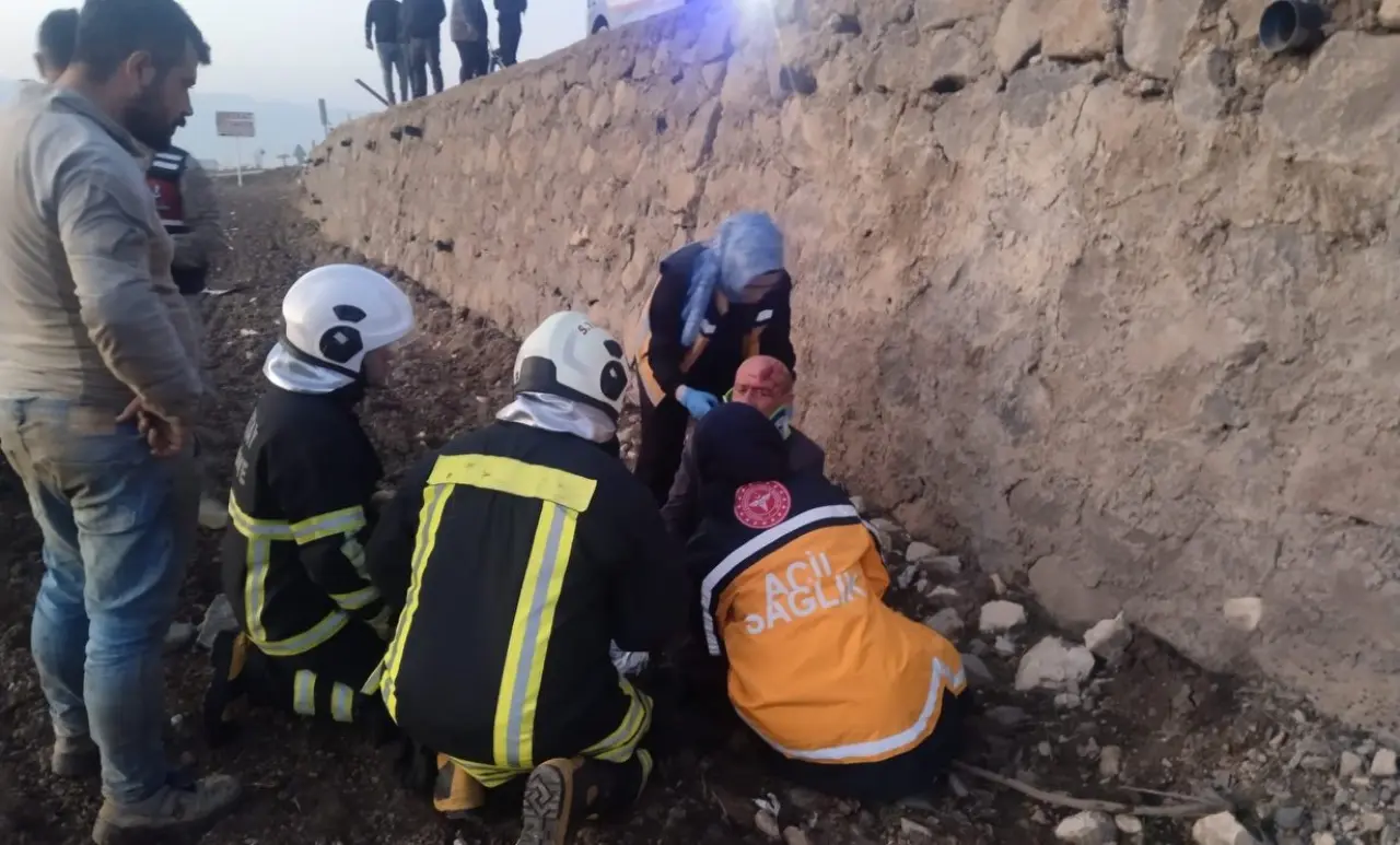 Hatay’da feci kaza! araç şarampole devrildi 2