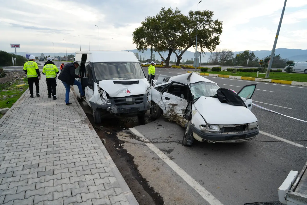 Balıkesir’de kavşakta feci kaza: 1 ölü, 4 yaralı 1