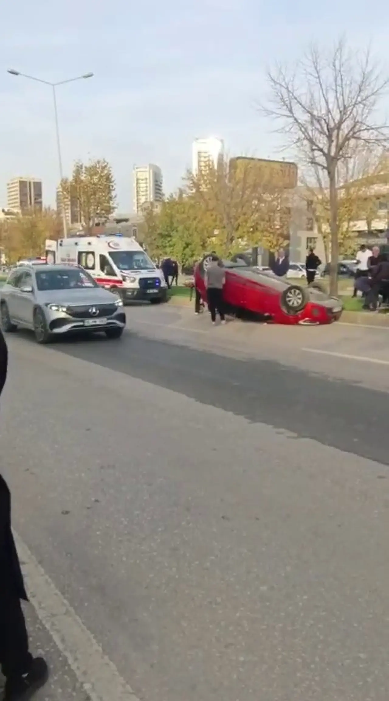 Odunluk Mahallesi’nde feci kaza: Araç takla attı, ekipler zamanla yarıştı 3