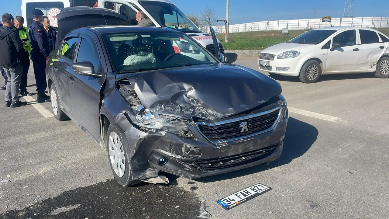 Edirne'de kavşakta feci çarpışma 1