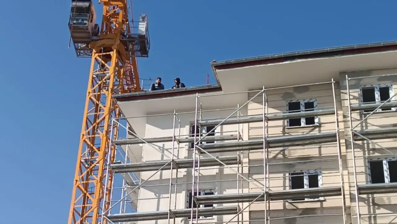 Hakları için çatıya çıktılar: Çaresizliklerini bile kimse umursamadı! 1