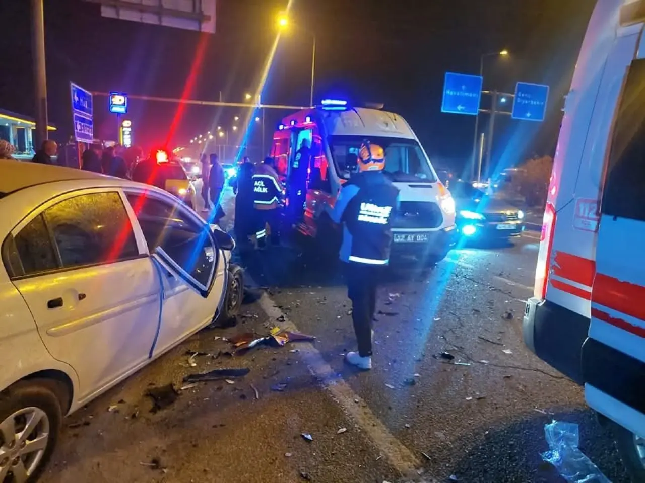 Otomobiller kavşakta çarpıştı: Havalimanı yolu savaş alanına döndü! 3