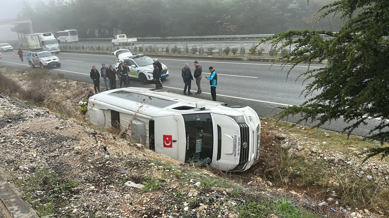 Muğla’da yolcu minibüsü şarampole yuvarlandı: Çok sayıda yaralı var 6