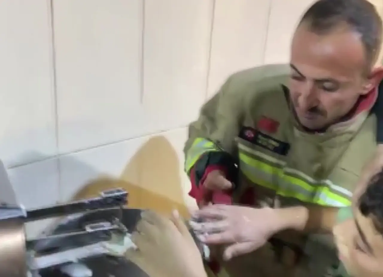 Hatay’da korku dolu anlar! Eli hamur makinesine sıkıştı 4