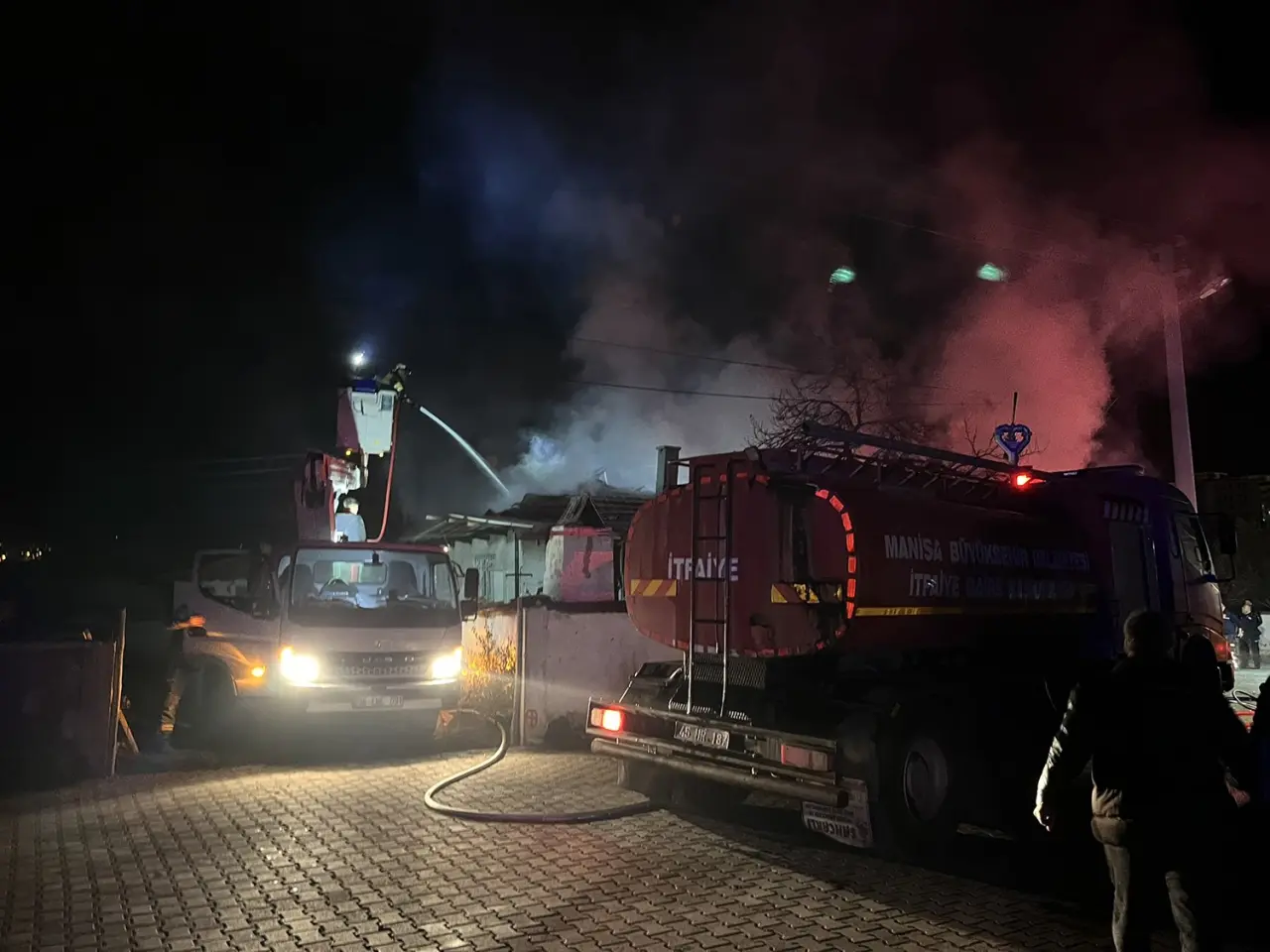Manisa'da gece yarısı korku dolu anlar! Alevler evleri birbirine bağladı 5