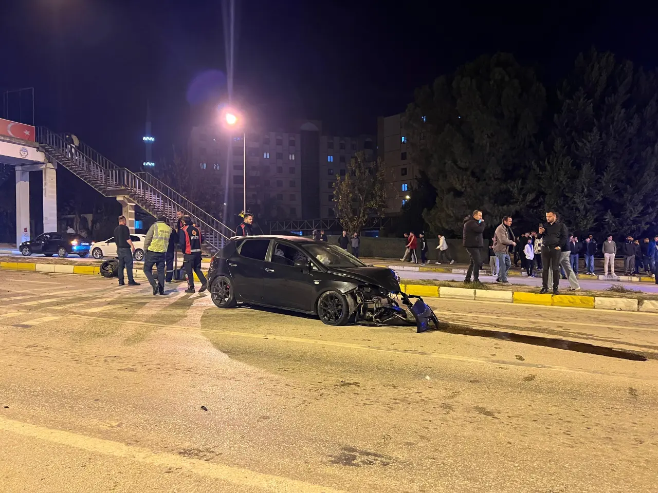 Osmaneli’nde feci kaza! Otomobil üst geçit direğine çarptı 3