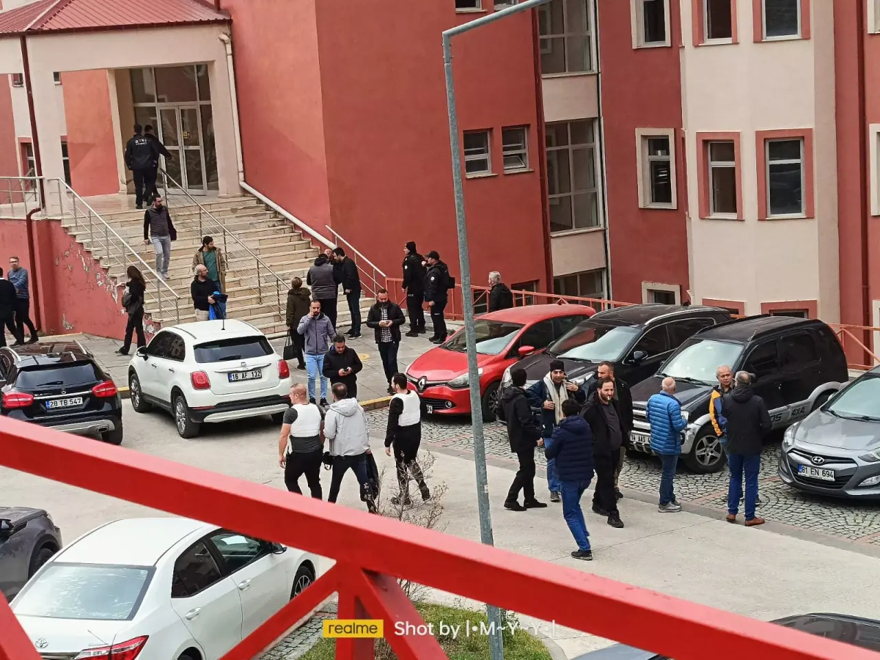 Kampüste tansiyon yükseldi: Silahlı rehine olayı 1