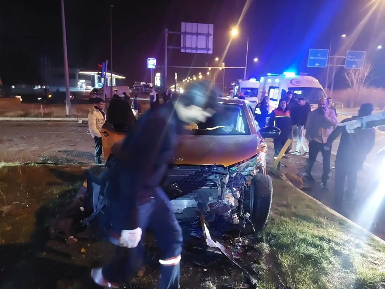 Otomobiller kavşakta çarpıştı: Havalimanı yolu savaş alanına döndü! 5