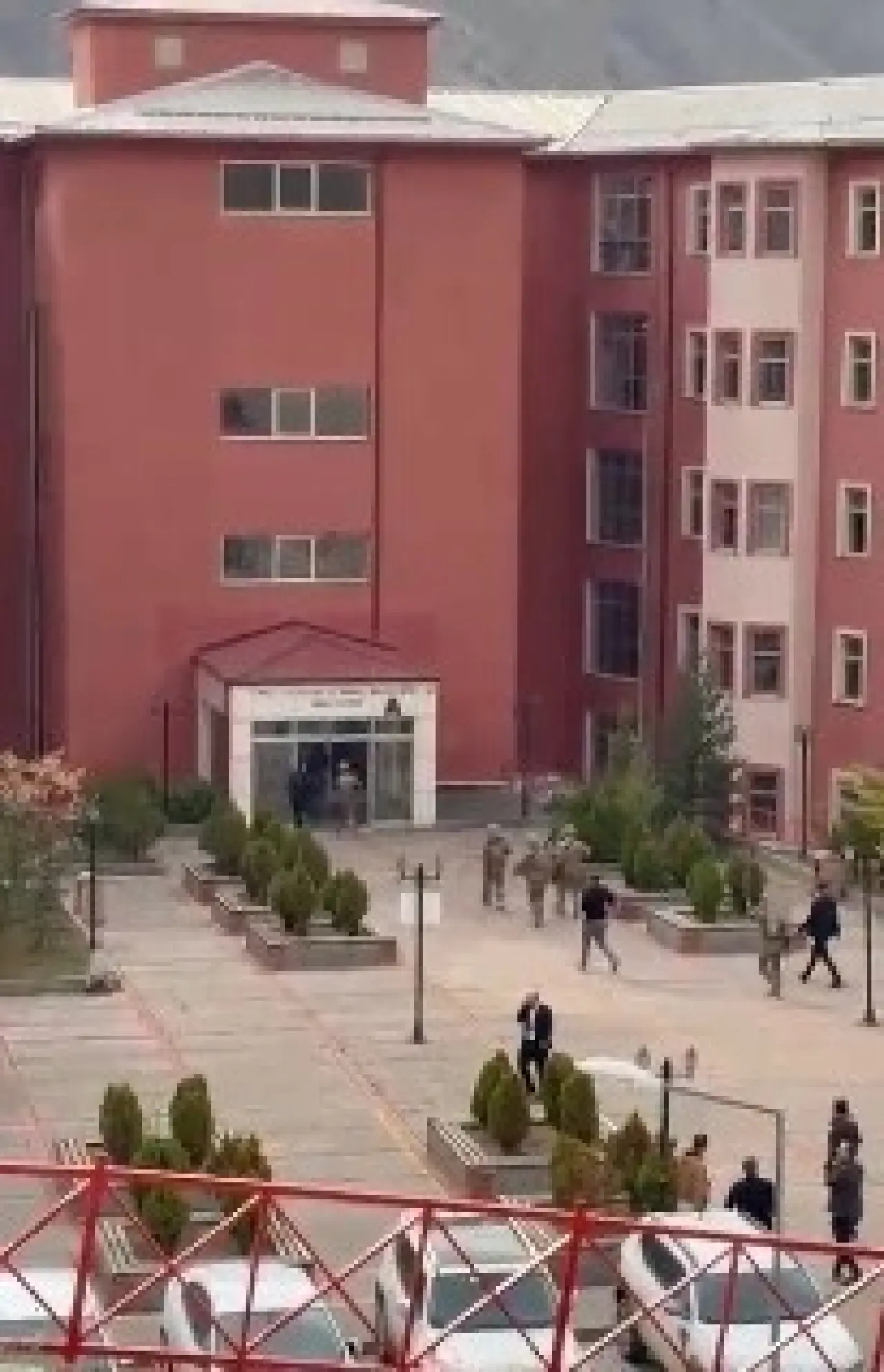 Kampüste tansiyon yükseldi: Silahlı rehine olayı 3