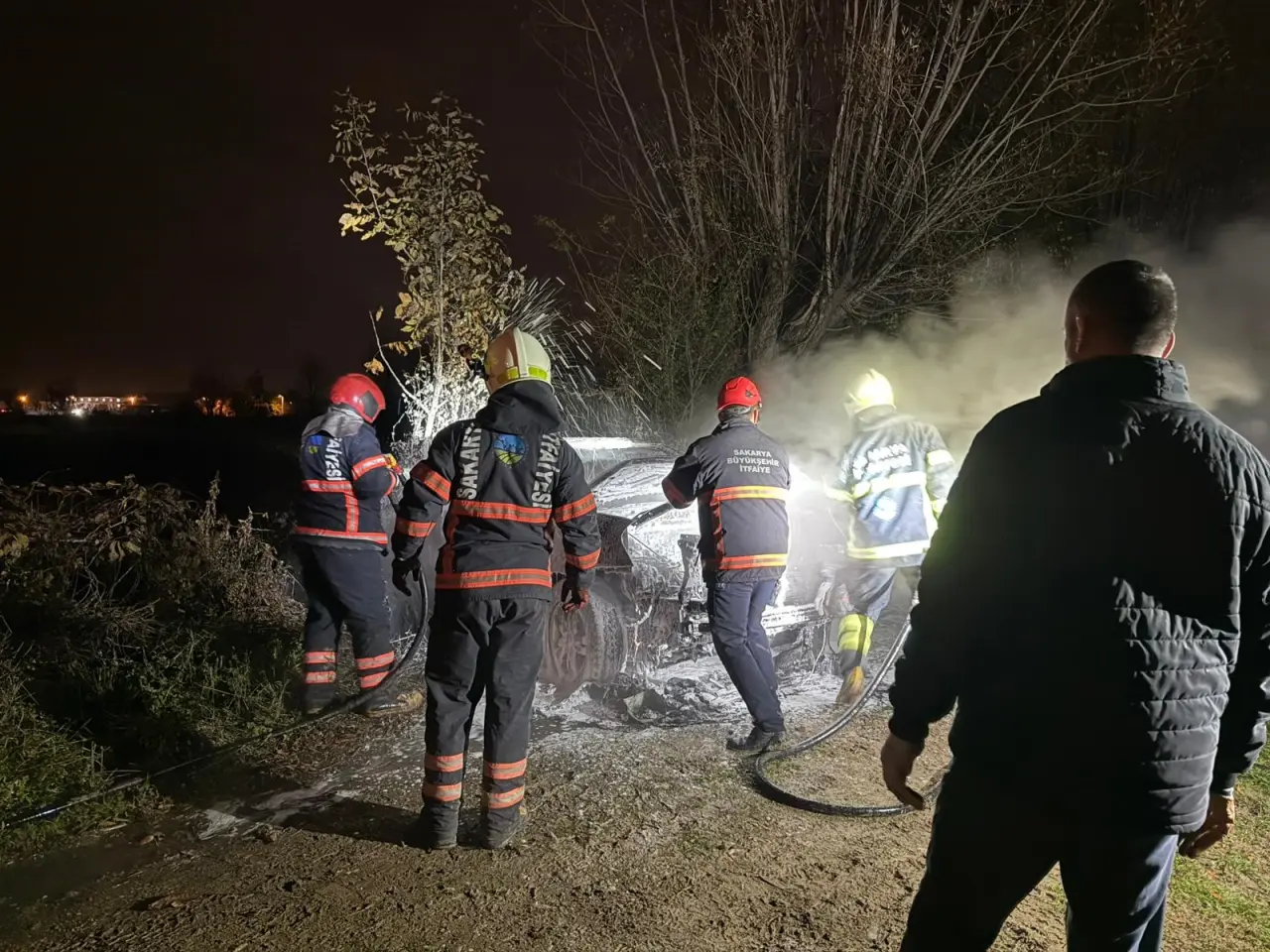 Akyazı’da şüpheli yangın! Park halindeki araç alev topuna döndü 3