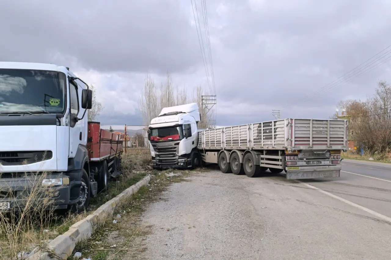 Afyonkarahisar’da korkutan tır kazası! Felaket kıl payı atlatıldı 2