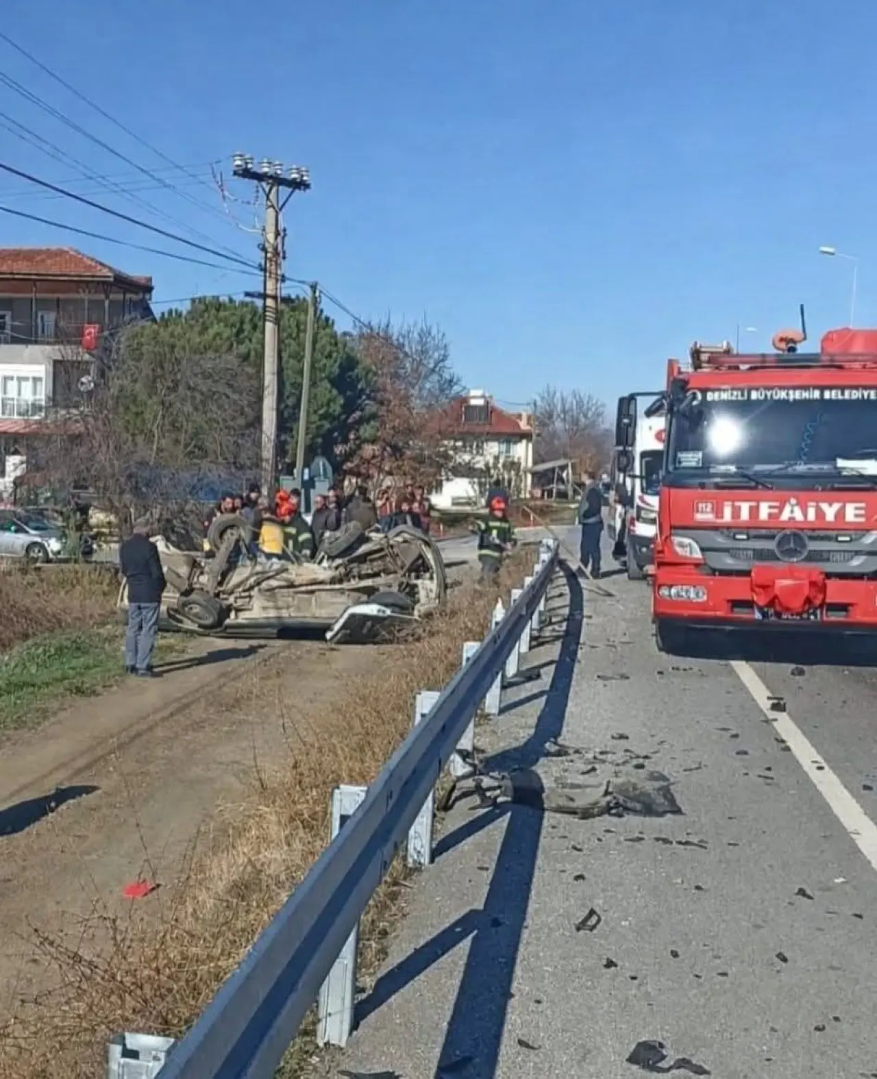 Denizli Acıpayam'da feci kaza! Araç takla attı, sürücü sıkıştı 2