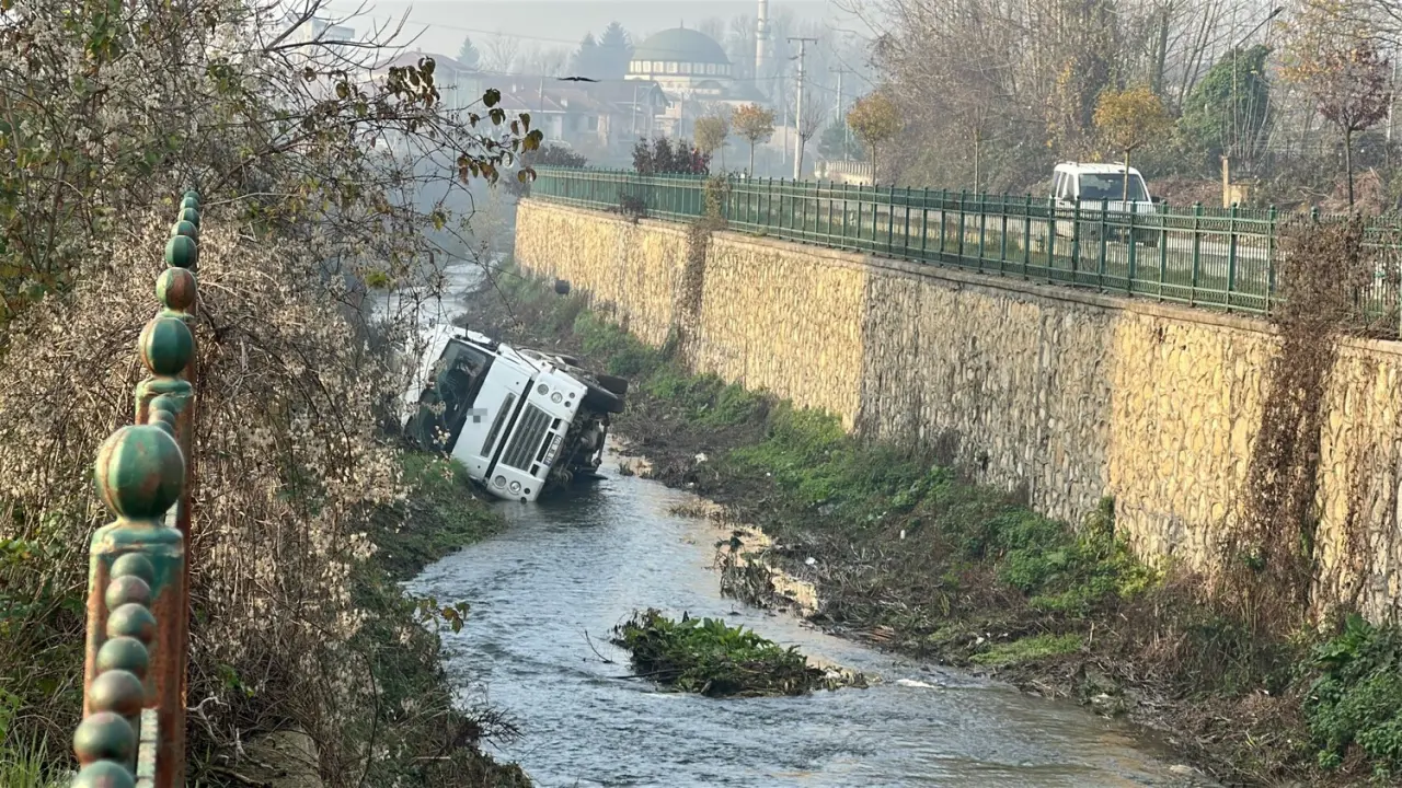 Düzce'de daralan yolda felaket! Beton mikseri dereye uçtu 1