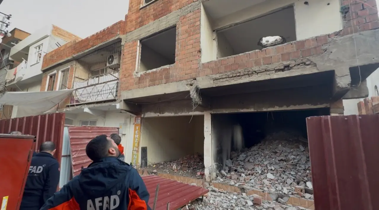 Diyarbakır'da yıkım sırasında talihsiz kaza! İşçi molozların altında kaldı 1