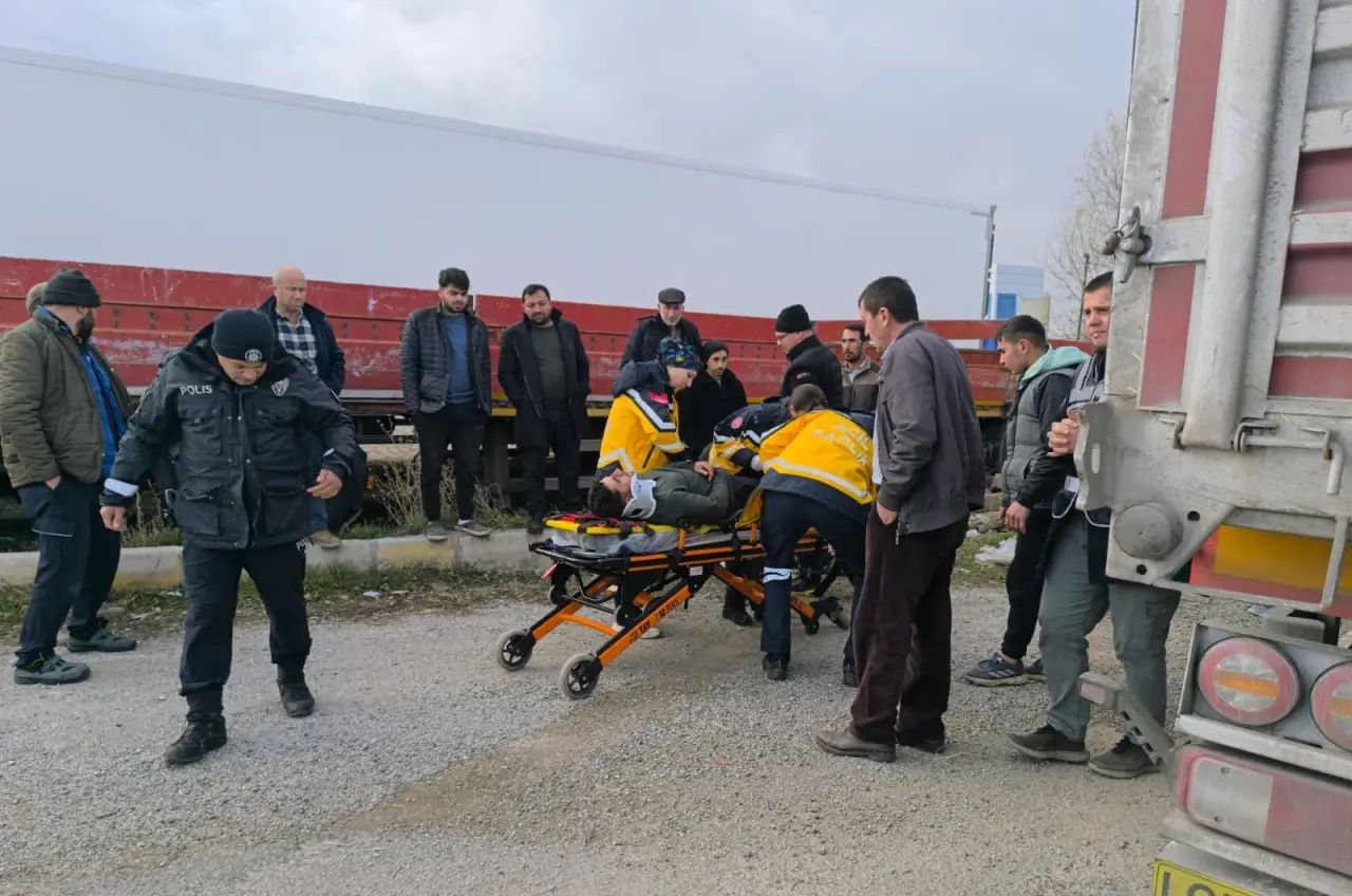 Afyonkarahisar’da korkutan tır kazası! Felaket kıl payı atlatıldı 4