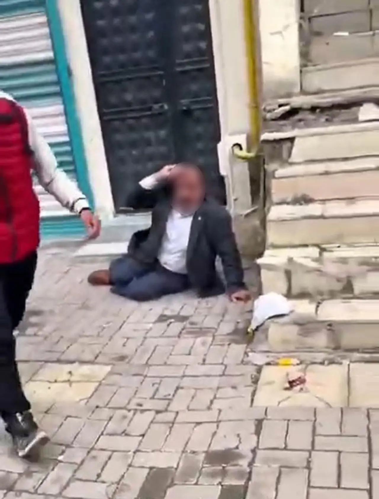 Sokak içinde dehşet! Yaşlı adamı tekme tokat dövdüler 2