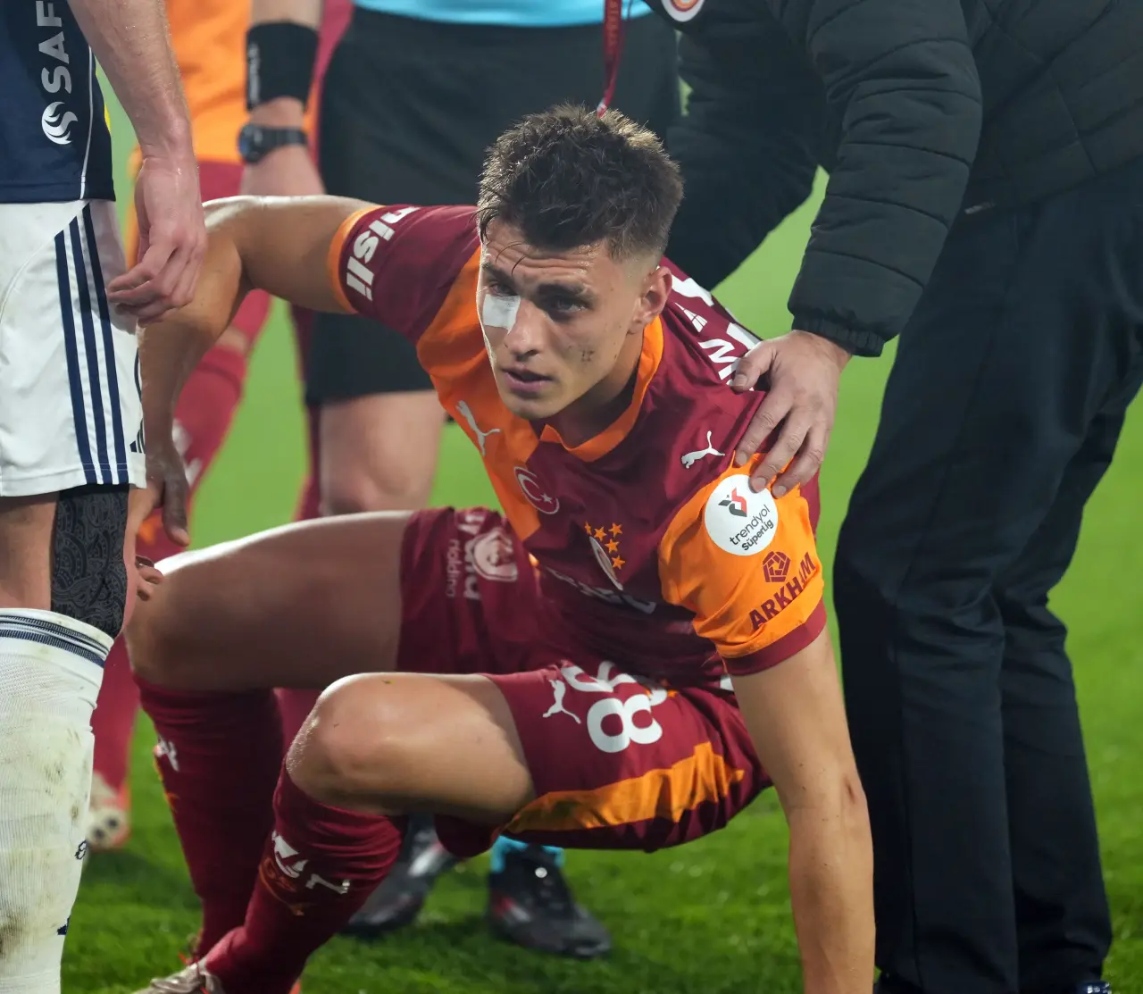 Galatasaraylı Kazımcan'ın gözüne çakmak atan taraftar yakalandı 1