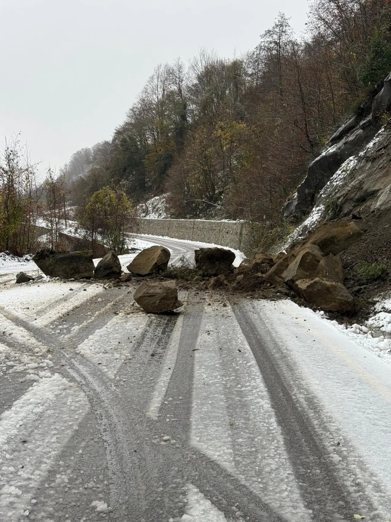 Sinop’ta heyelan tehlikesi! Yol ulaşıma kapandı 2
