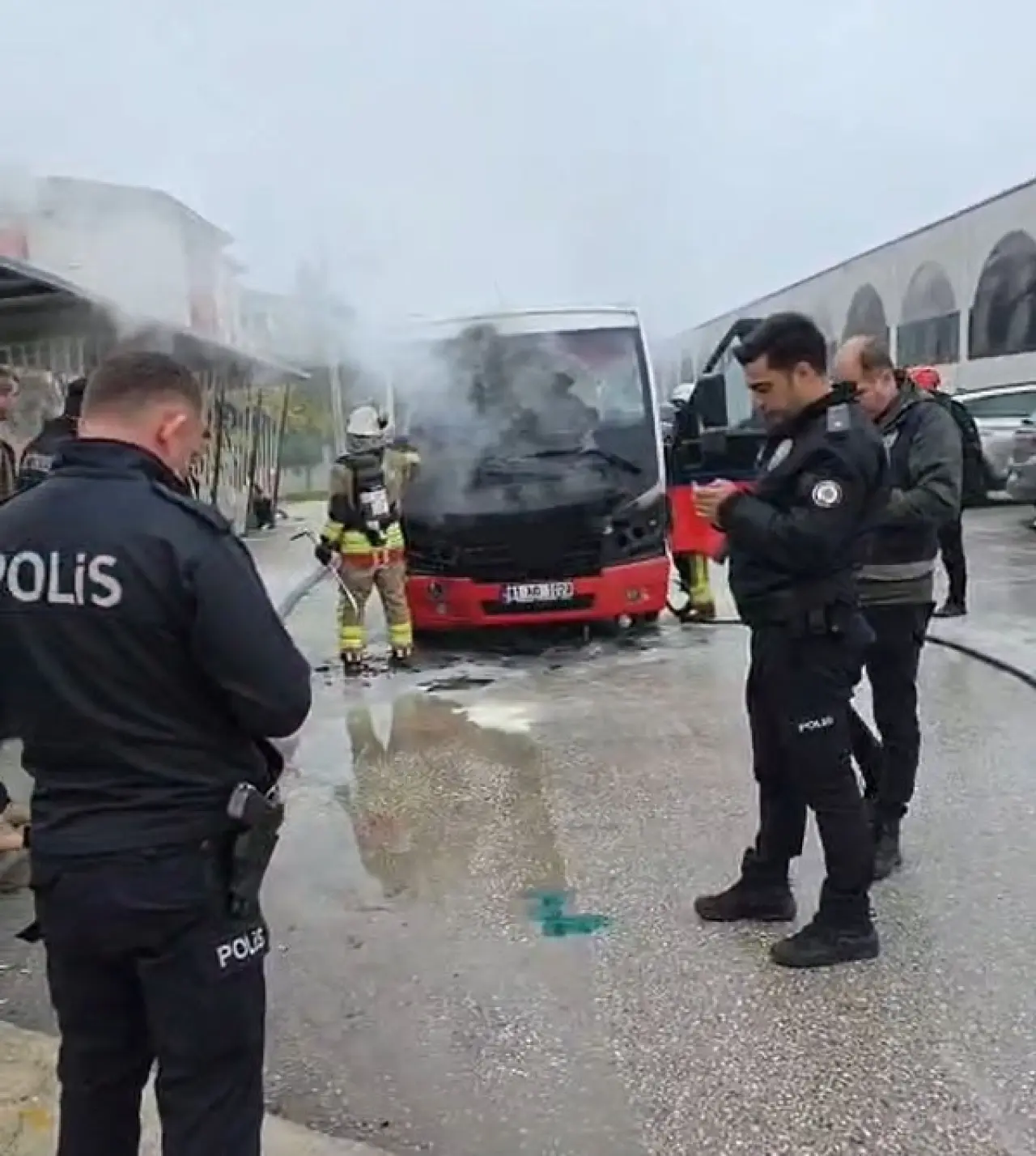 Düzce’de yangın paniği! Halk otobüsü alev aldı 2
