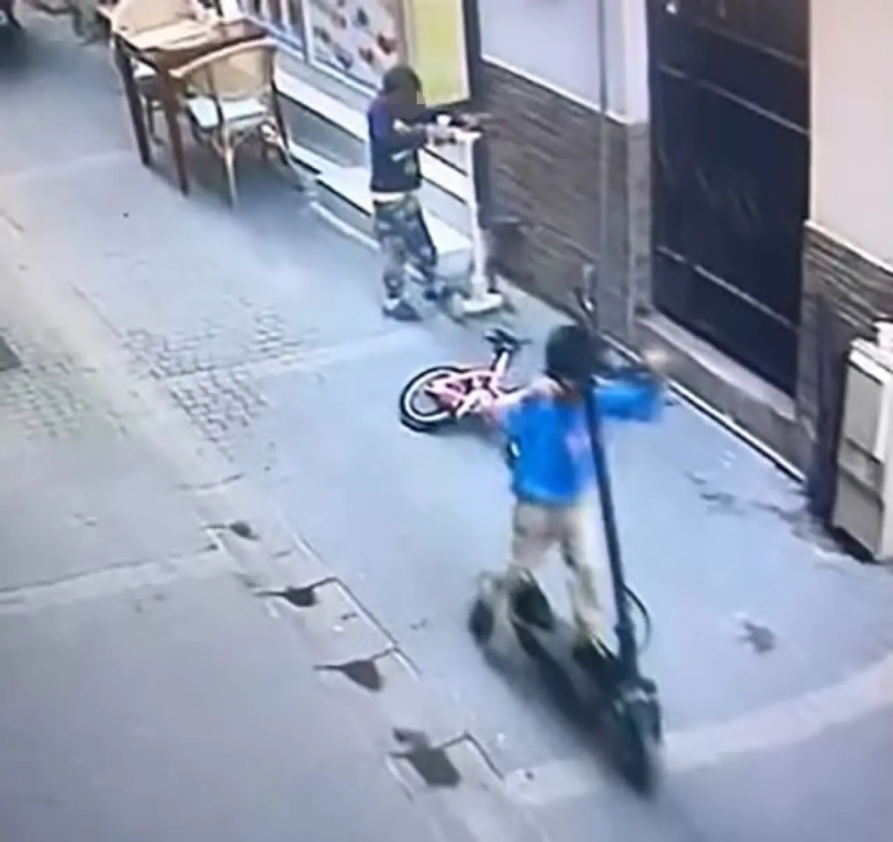 Küçük hırsızlar! Boyundan büyük scooter’ı çalıp yerine oyuncağını bıraktılar 2