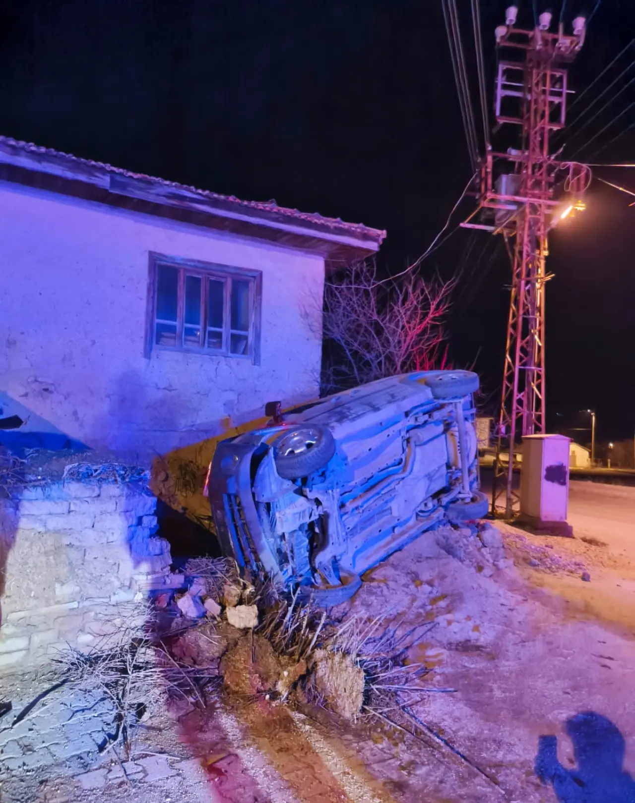 Kontrolden çıkan araç devrildi: 2 yaralı 1