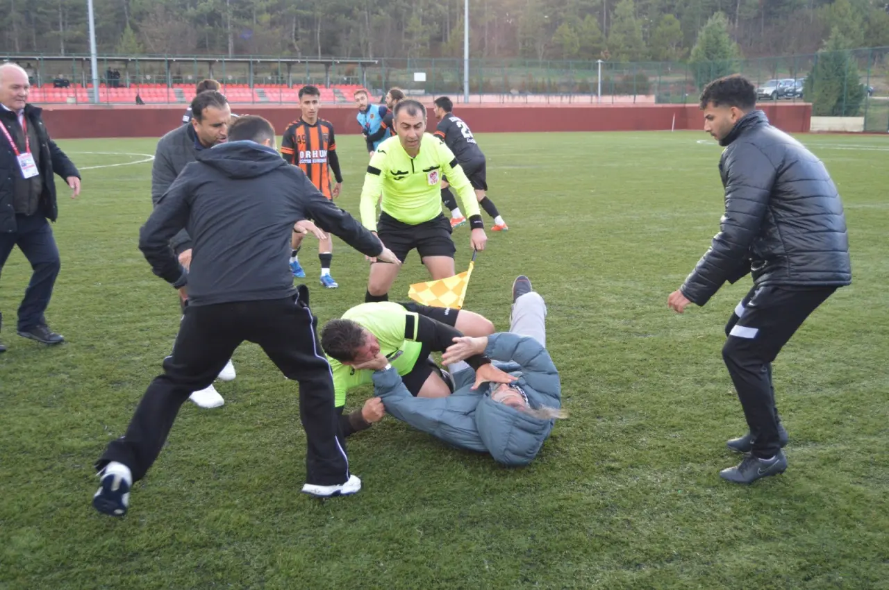 Eskişehir’de maç ortasında şiddet: Hakem kanlar içinde kaldı! 4