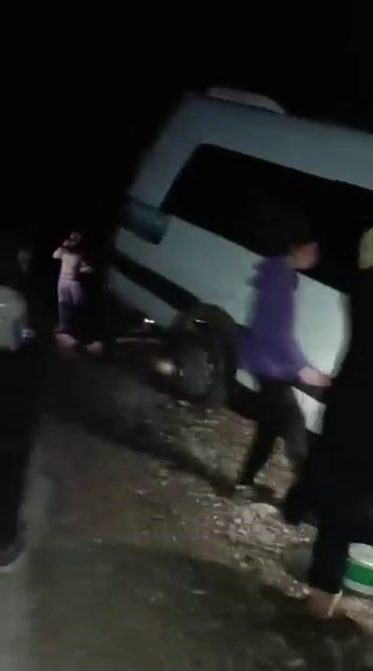 Minibüs uçurumda asılı kaldı! Facianın eşiğinden dönüldü 2