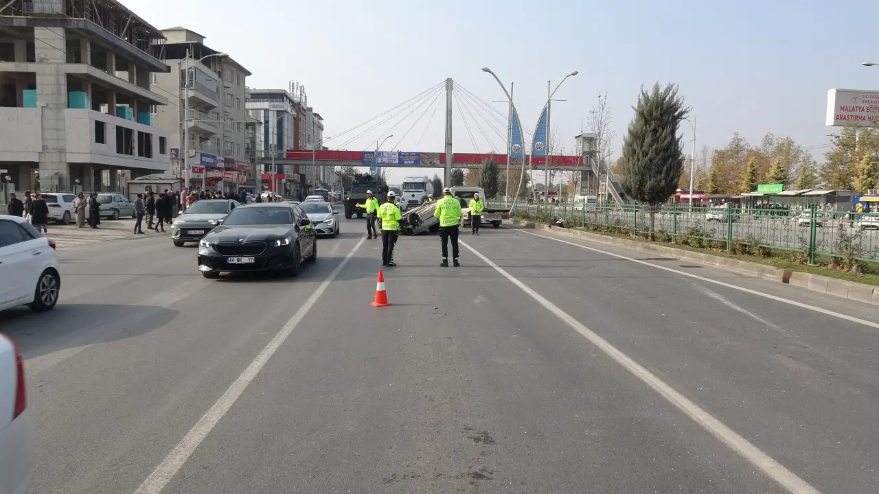Malatya’da hastane önü savaş alanına döndü! Araçlar takla attı 3