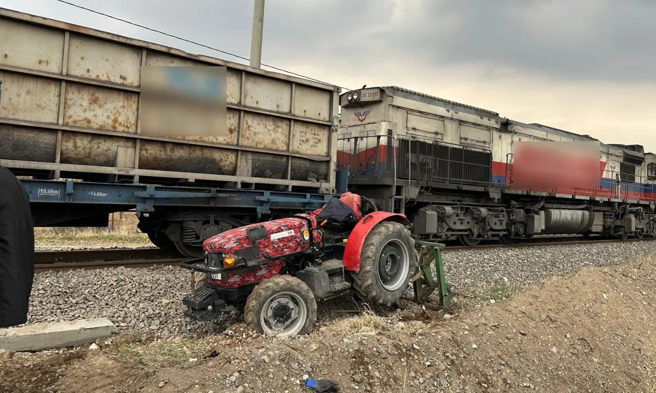 Gölbaşı’nda korkunç kaza: Tren traktörü ezdi geçti! 1