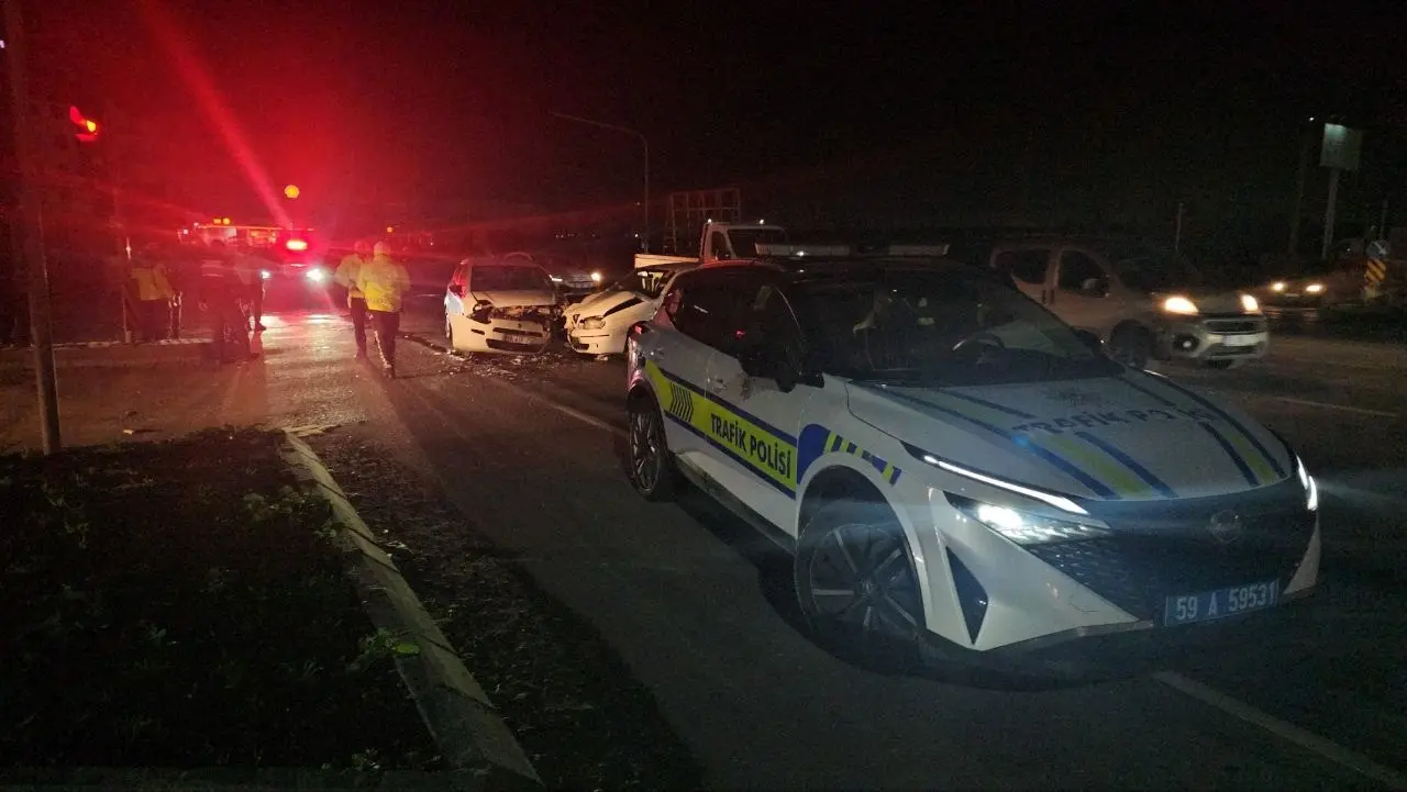 Tekirdağ'da tehlikeli anlar! Kırmızı ışık ihlali çarpışmayla sonlandı 3