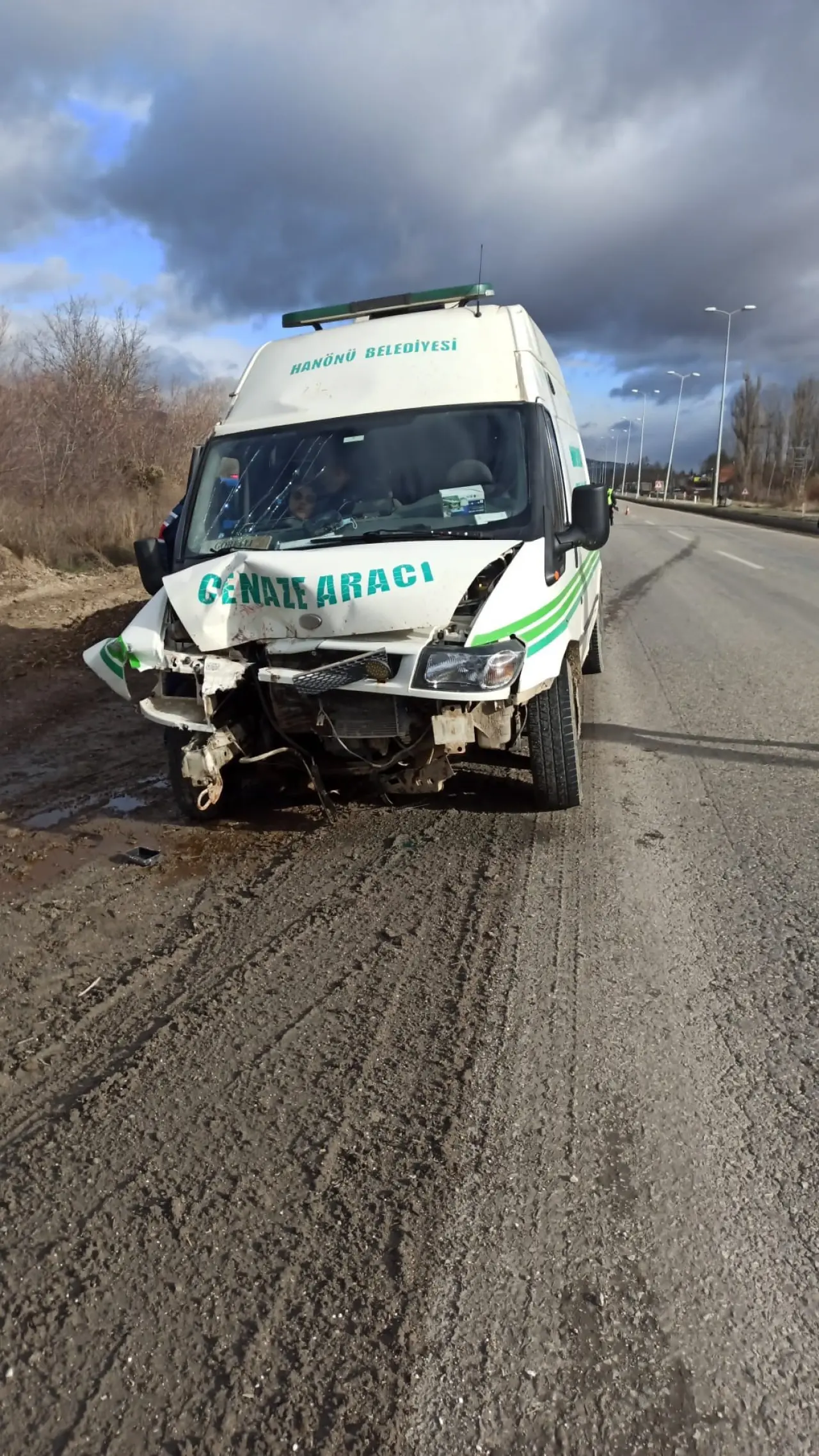 Cenaze yolculuğu kaza ile kesildi! Traktörle çarpıştı 1