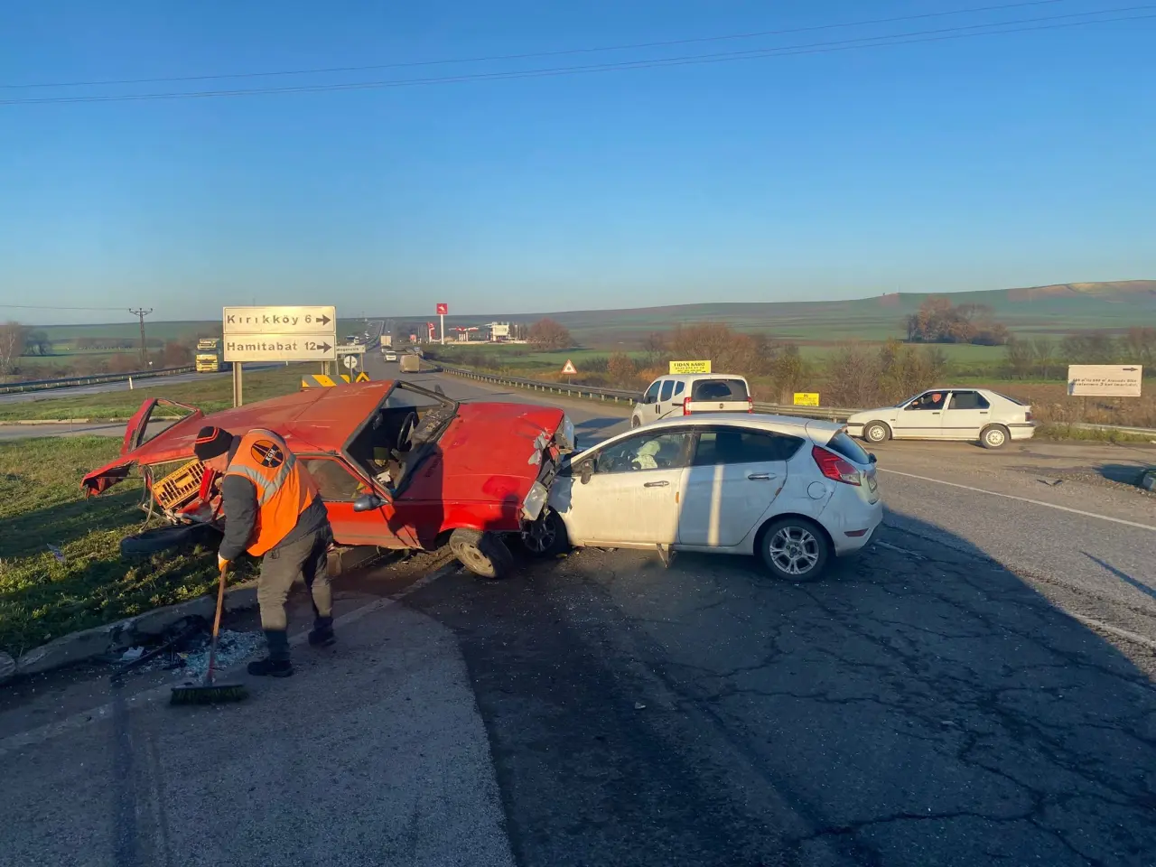 Kırklareli’nde dehşet anları! İki otomobil kavşakta çarpıştı 1