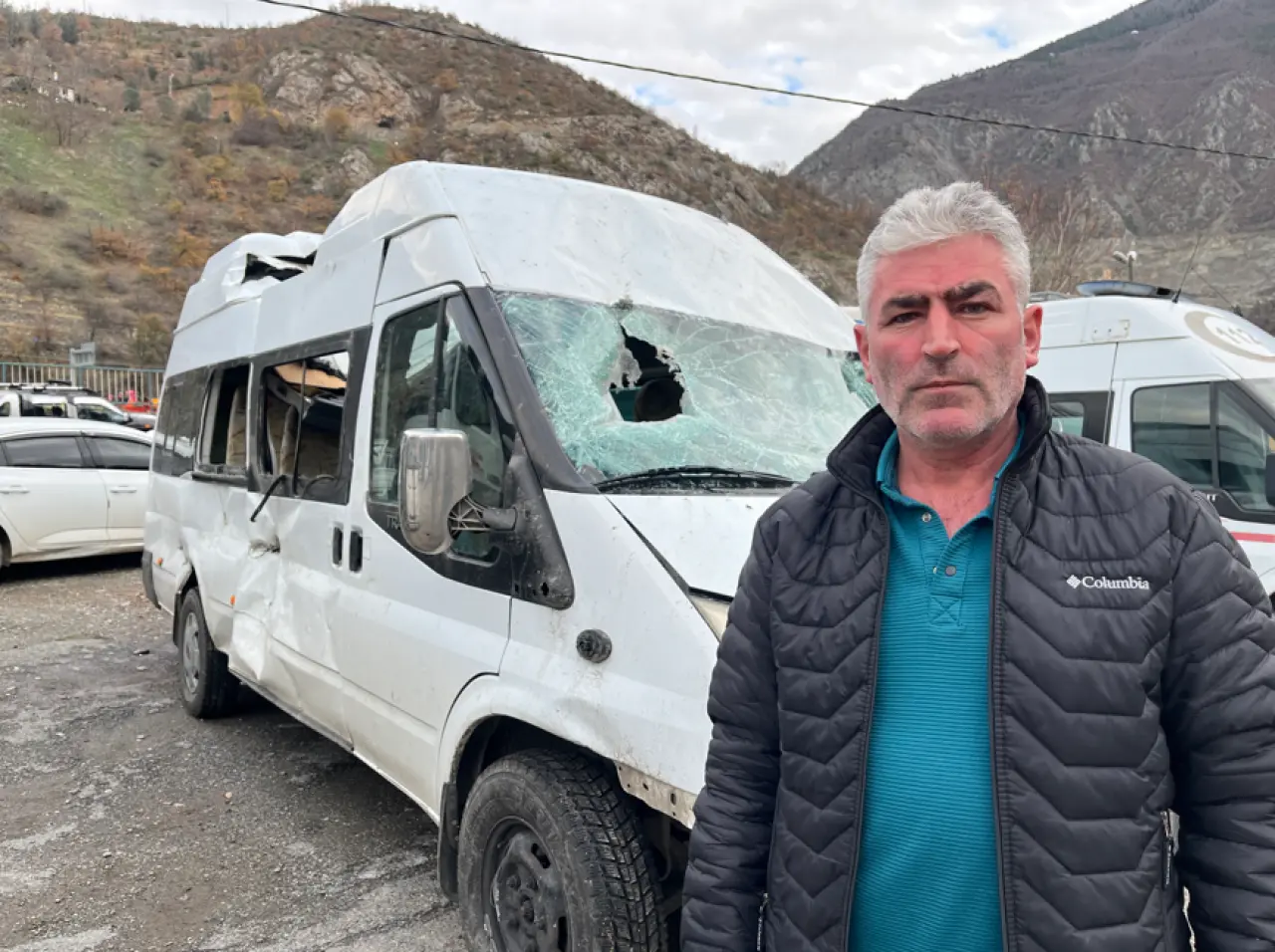 Artvin’de minibüsün üzerine kaya yağdı! Sürücü ve yolcular mucizevi şekilde kurtuldu 2