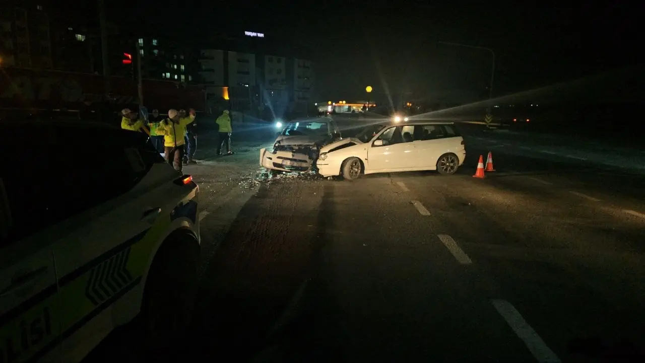 Tekirdağ'da tehlikeli anlar! Kırmızı ışık ihlali çarpışmayla sonlandı 2