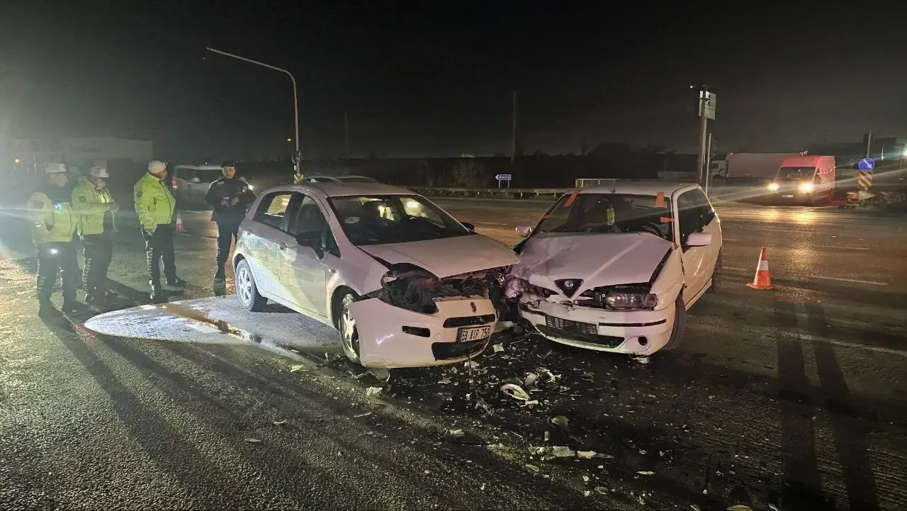 Tekirdağ'da tehlikeli anlar! Kırmızı ışık ihlali çarpışmayla sonlandı 1
