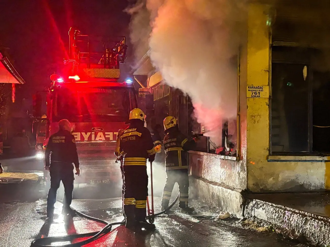 Erzincan’da alev dehşeti! İş yeri kısa sürede kül oldu 1