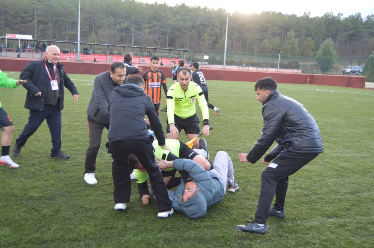 Eskişehir’de maç ortasında şiddet: Hakem kanlar içinde kaldı! 1