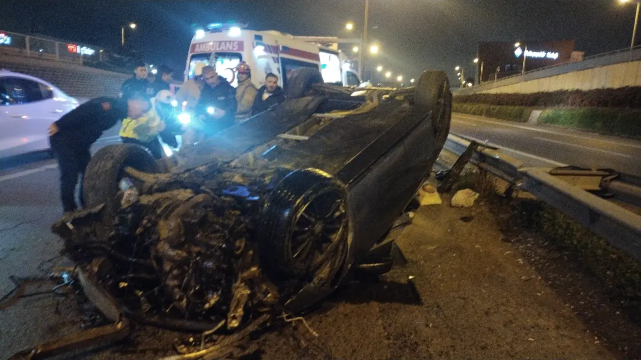 Üsküdar'da feci kaza! Otomobil bariyerlere çarpıp takla attı 1