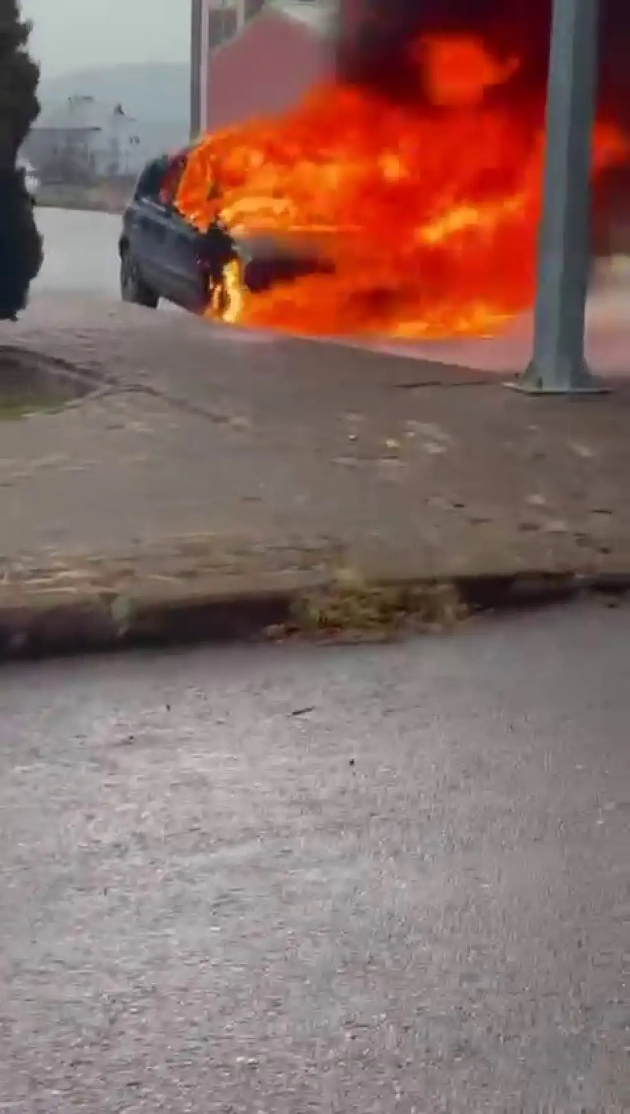 Ateş topuna dönen araç mahalleliyi korkuttu! 1