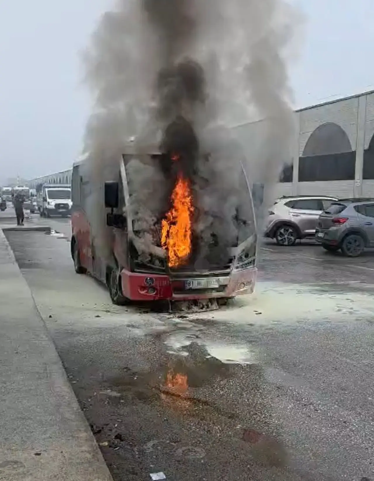 Düzce’de yangın paniği! Halk otobüsü alev aldı 1
