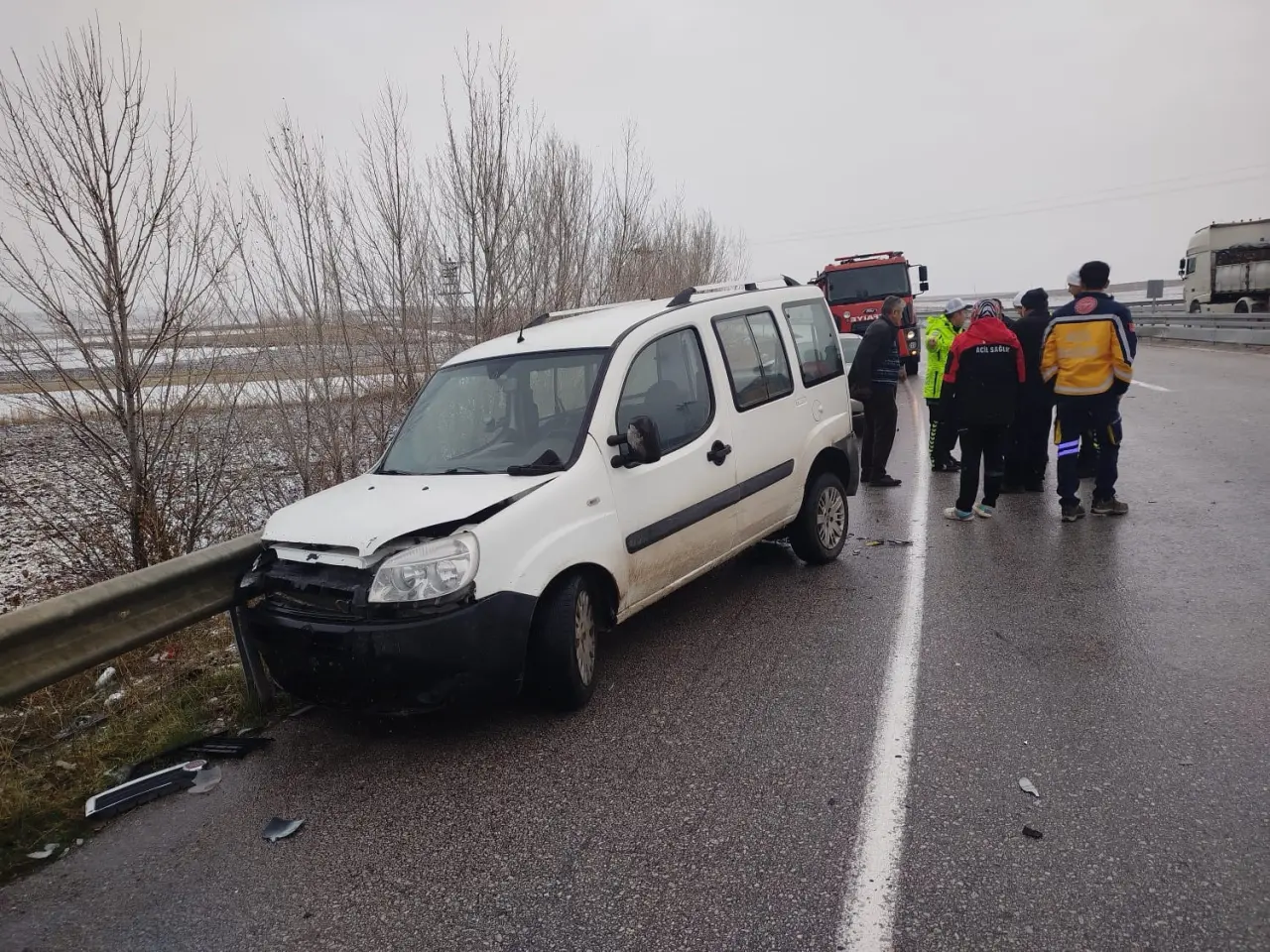 Kaza yerinde yeni kaza! Kazazedeler yolda beklerken çarpıldı 5