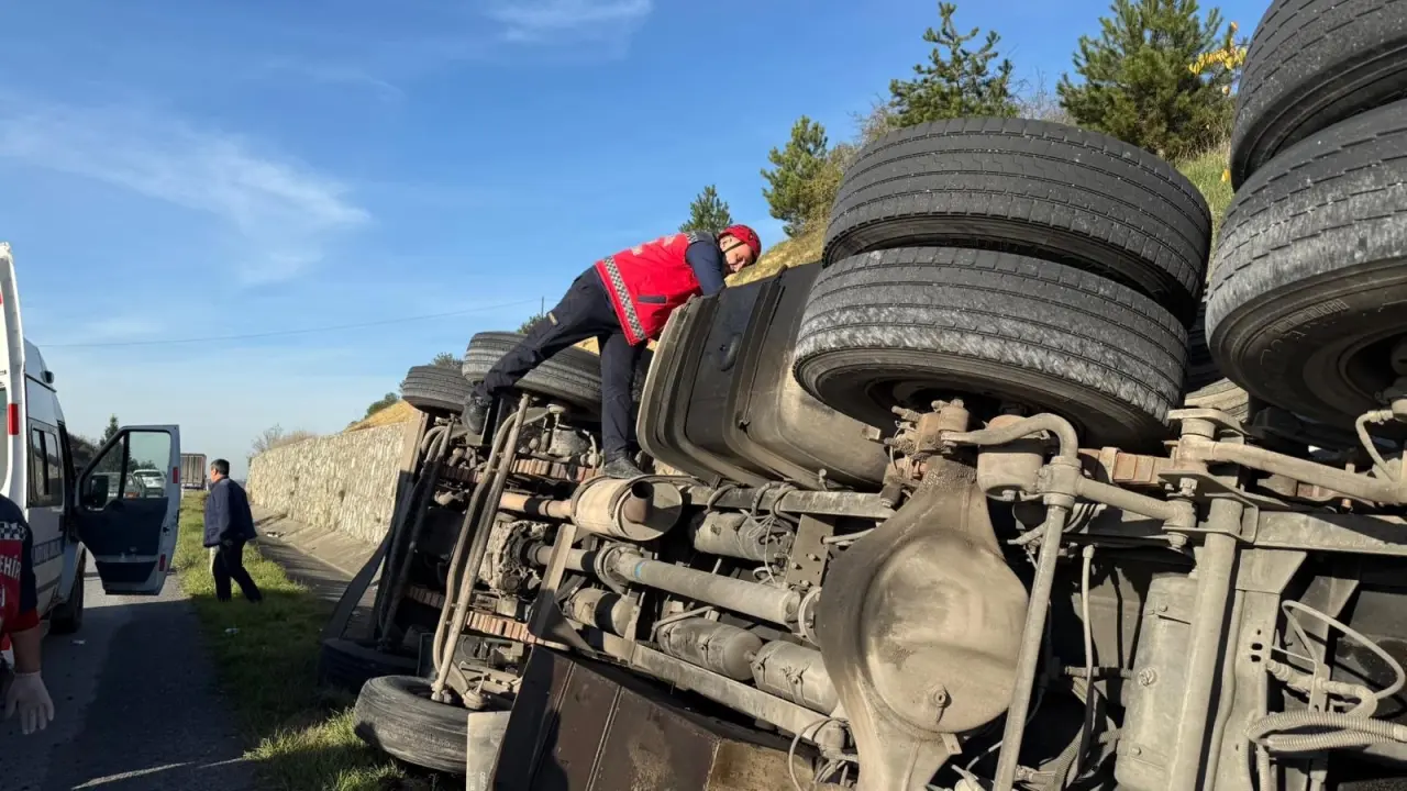 Sakarya'da feci kaza! Tanker devrildi, yol savaş alanına döndü 1