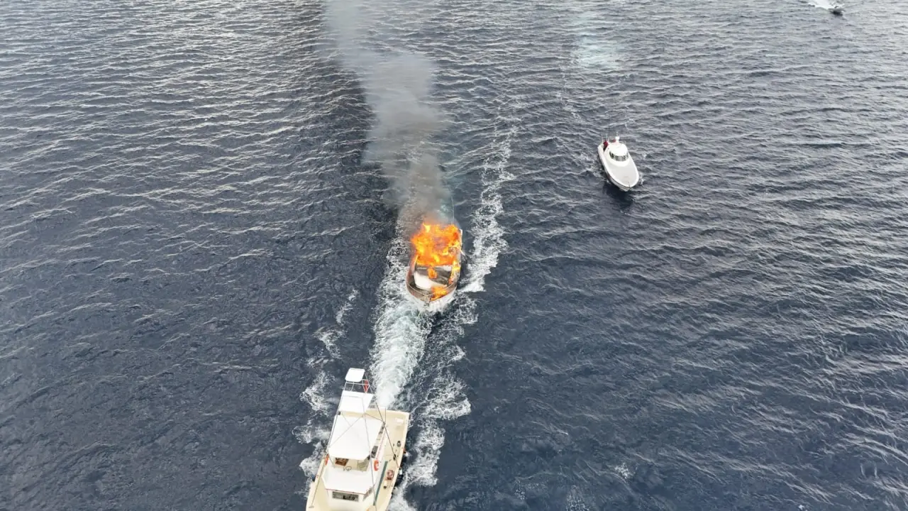 Antalya’da lüks teknede korku dolu anlar! Alev alev yandı 1