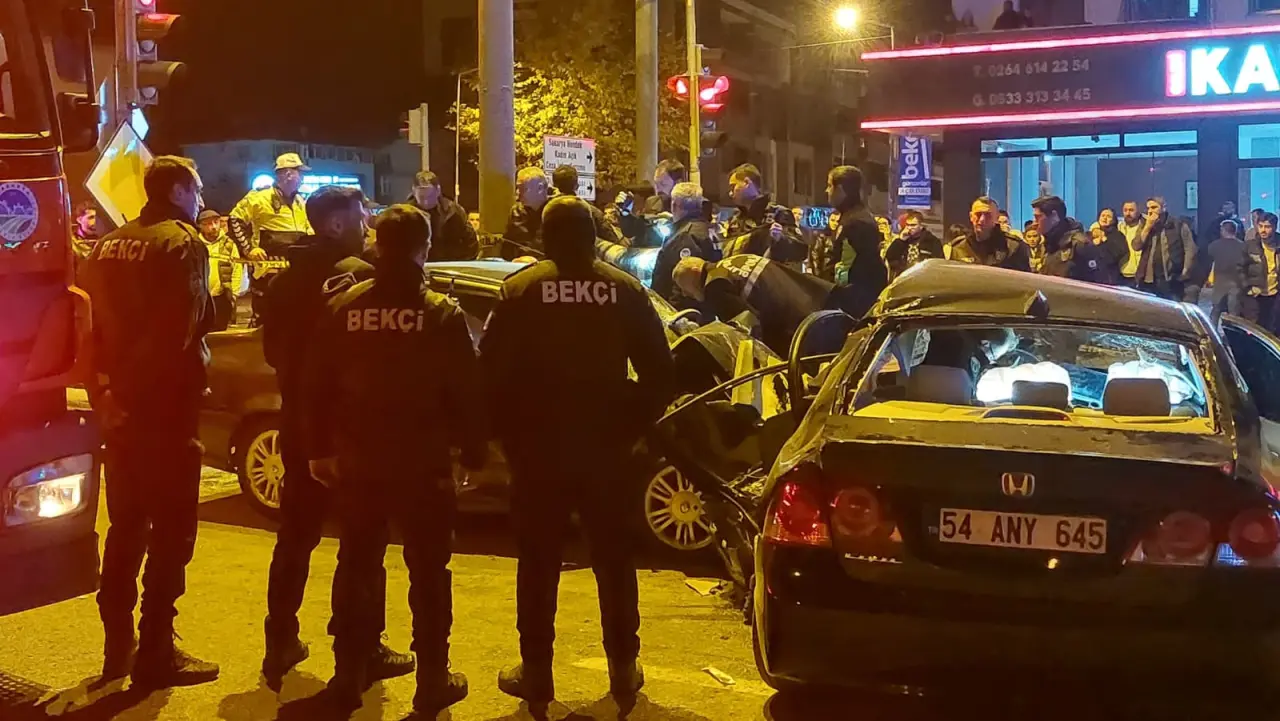 Sakarya’da ölüm getiren çarpışma! 1 ölü 3 yaralı 2