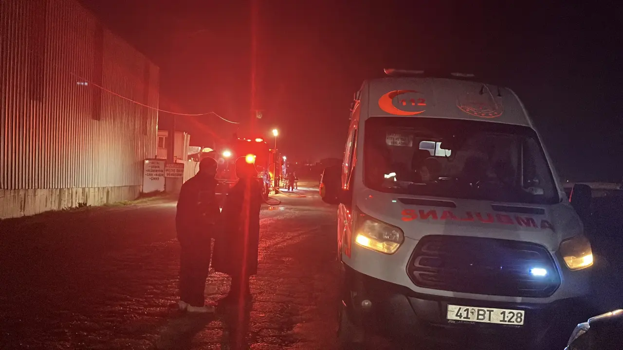 Alevler ofisi sardı, yangın geceyi aydınlattı: Depo ofisinde ateş topuna dönüştü 2