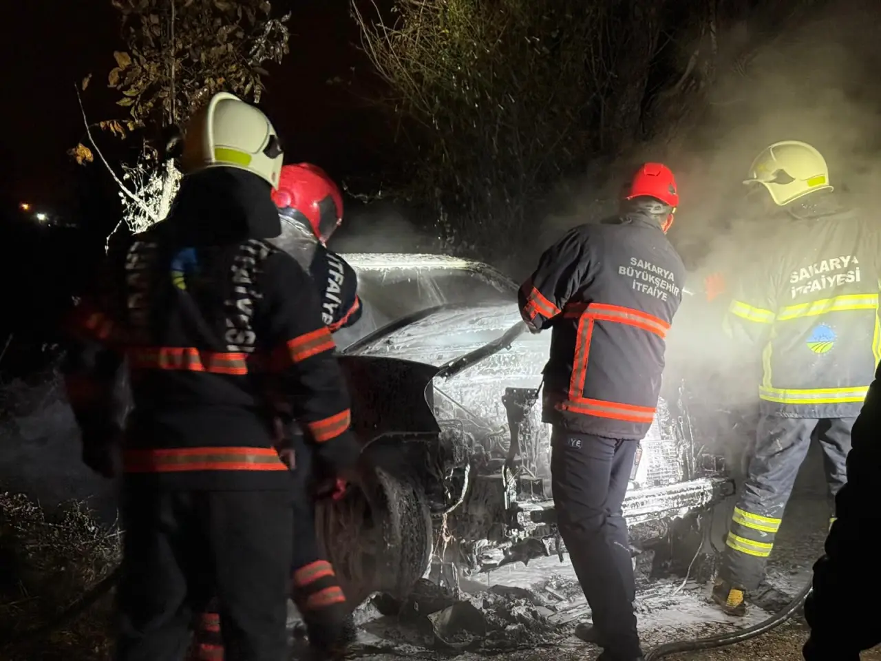 Akyazı’da şüpheli yangın! Park halindeki araç alev topuna döndü 5