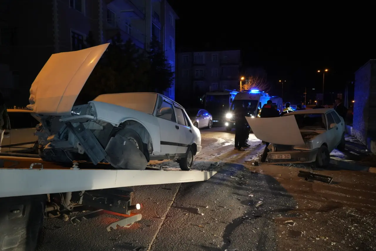 Kırıkkale'de otomobiller kafa kafaya çarpıştı! 3 yaralı 2