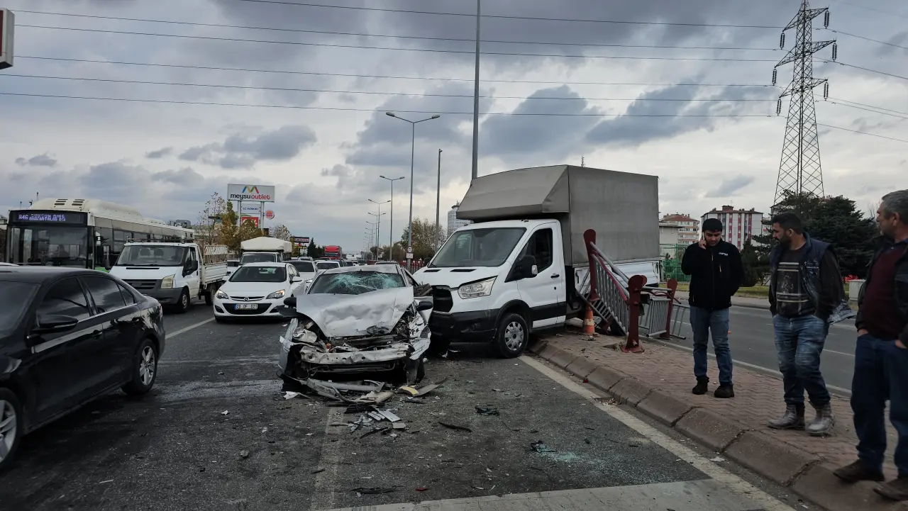 Kırmızı ışık faciası! Kamyonet zincirleme kazaya sebep oldu 2